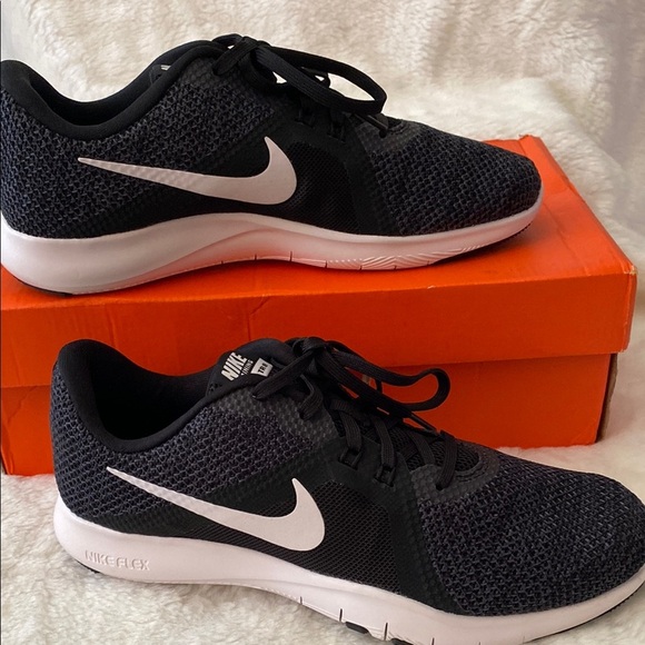 Nike Black and White Athletic Shoes - Picture 7 of 11